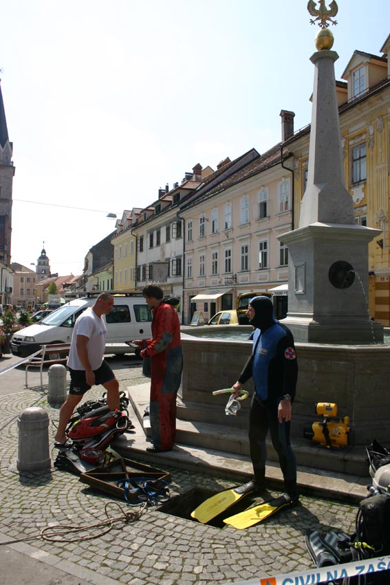 priprava potapljačev pred spustom v cisterno meritve cisterne ter foto/video arhiv